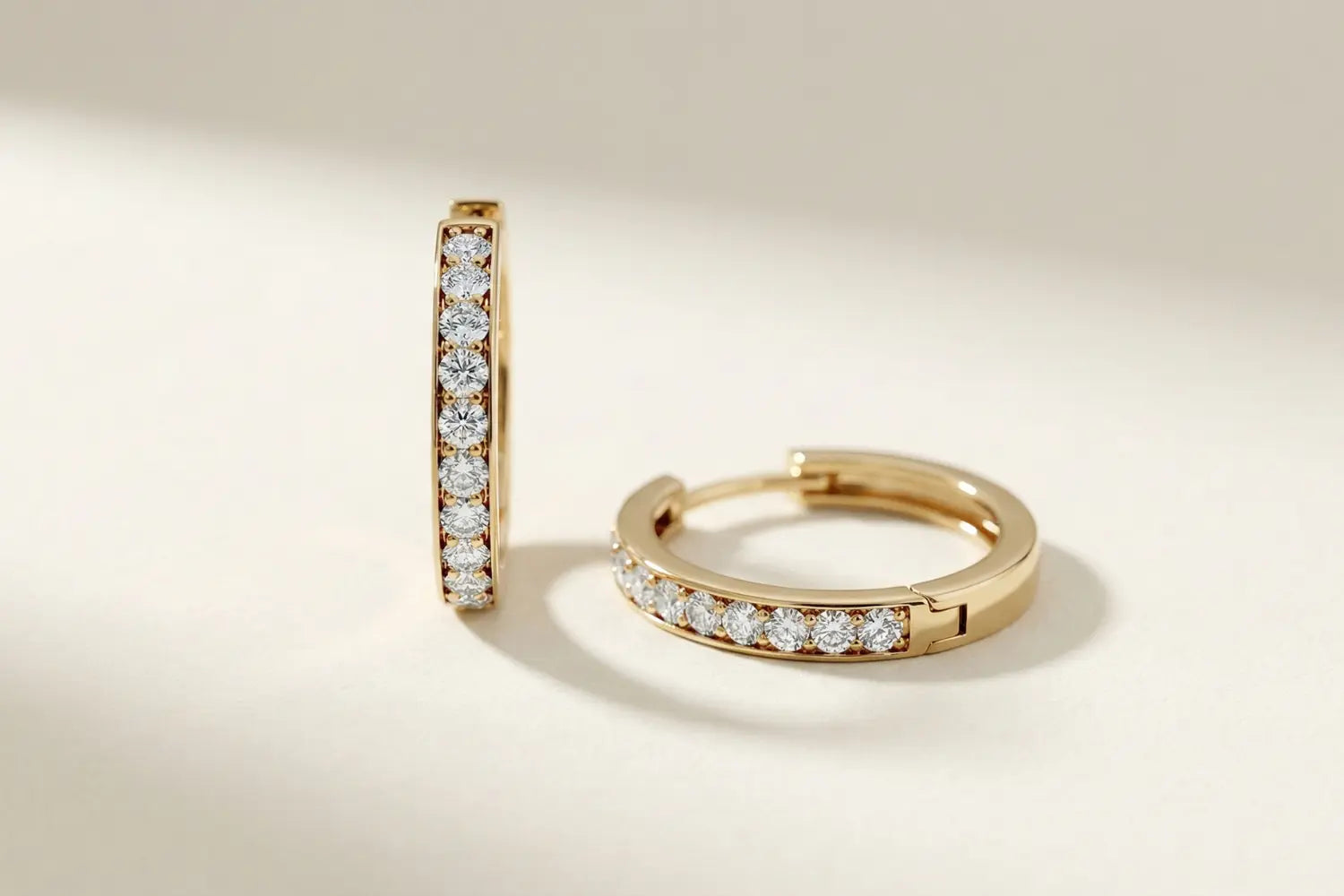 Diamant hoops øredobber i gult gull med lab diamanter og pavé setting