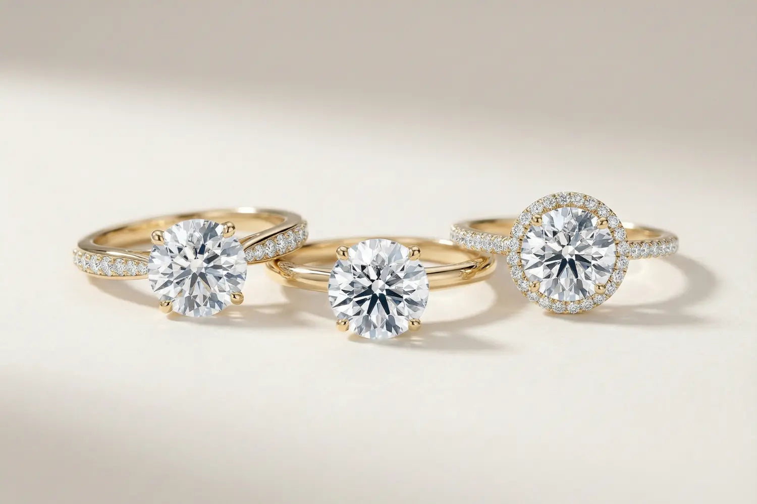 Tre populære forlovelsesringer til dame i gult gull – solitær, pavé og halo med rund lab diamant