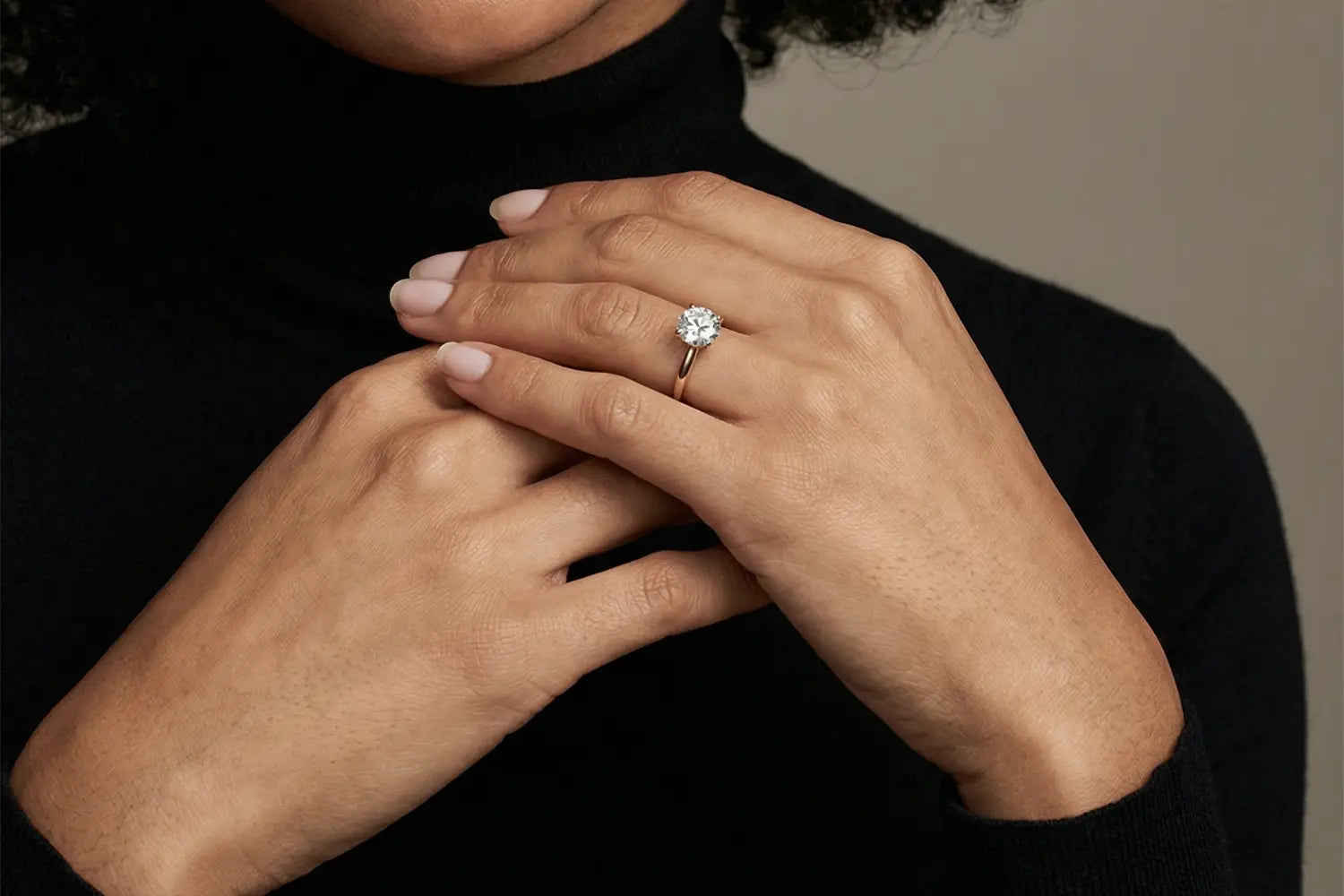 Rund lab diamant ring i gult gull på hånd – viser hvordan metallet harmonerer med hudtone