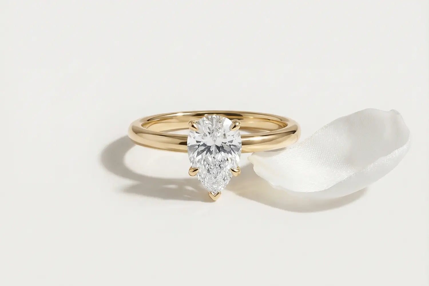 Forlovelsesring i gult gull med lab diamant – moderne skandinavisk stil