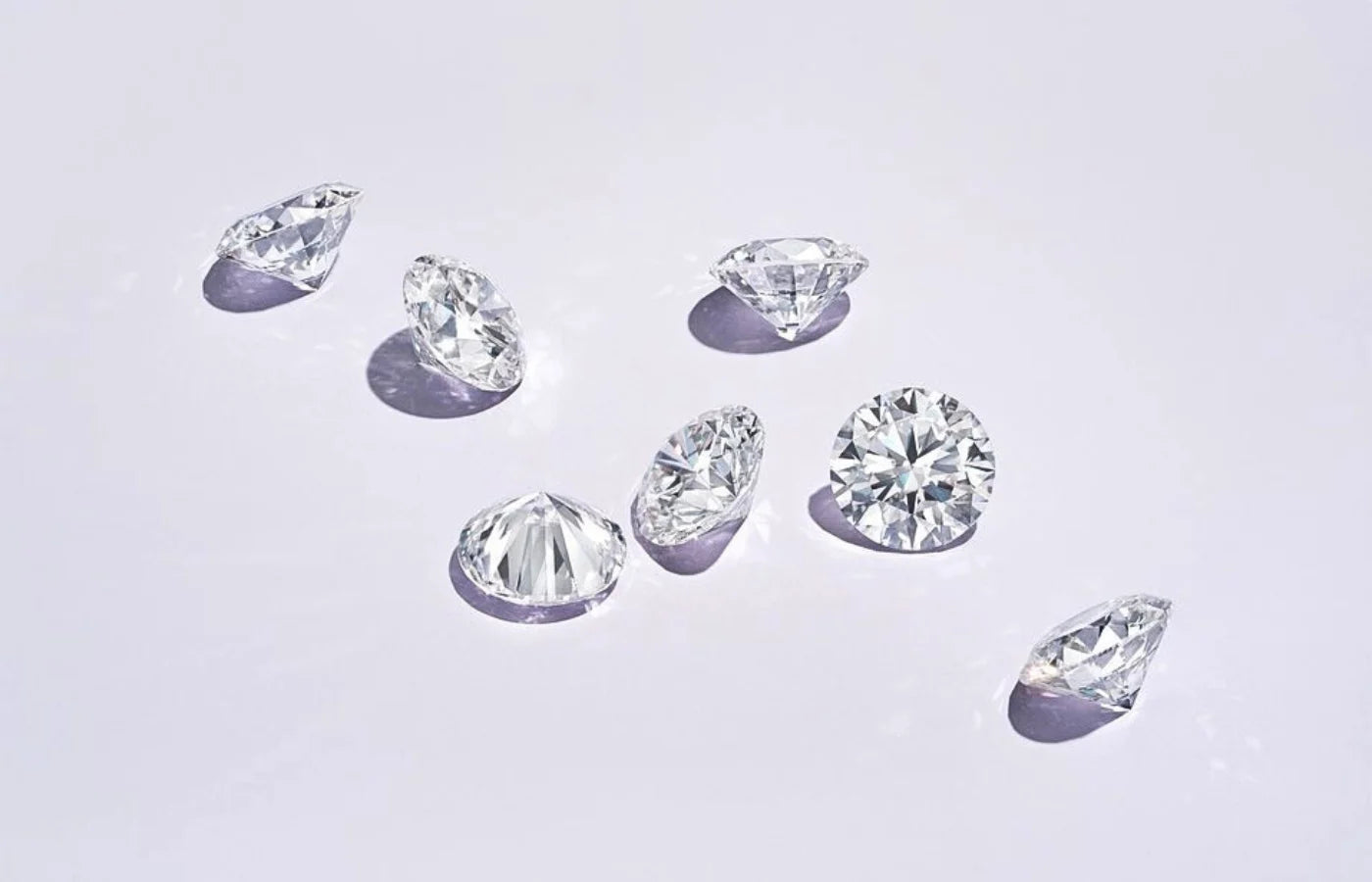 Løse lab diamanter liggene på en flate