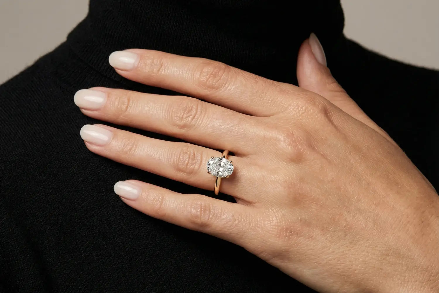 2 carat oval lab diamant forlovelsesring i gult gull på hånd – viser oval diamant fasong og størrelse
