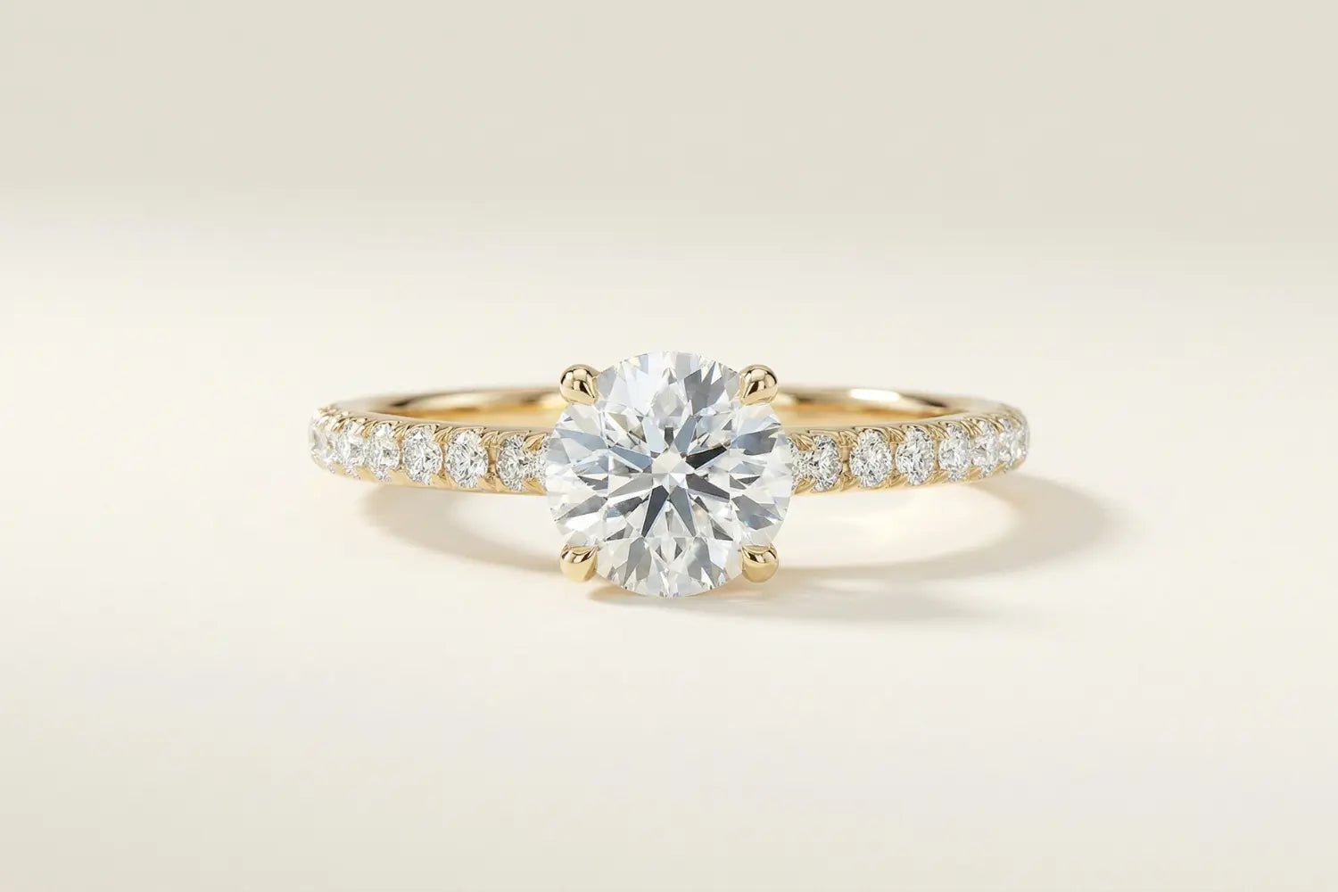 Solitarring i gult gull med lab diamant og pavé diamanter langs ringskinnen