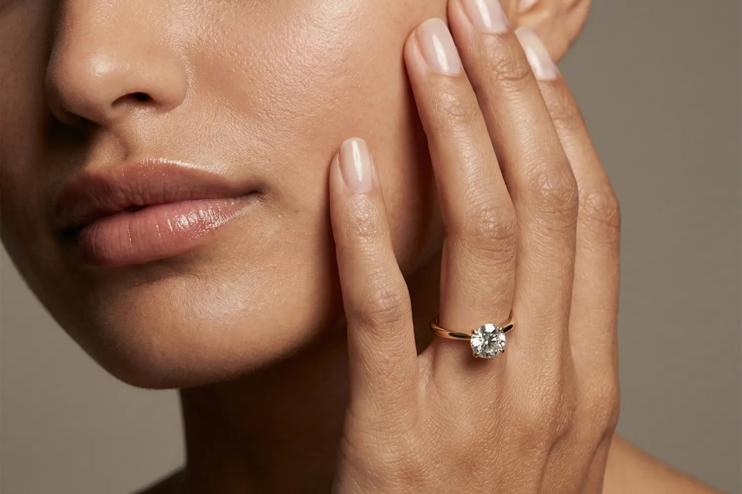 Forlovelsesring i gult gull med rund lab-diamant i klassisk enstenssetting