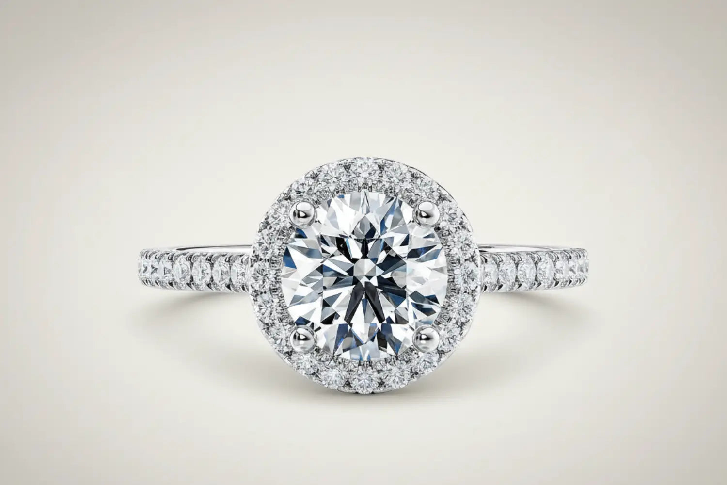 Nærbilde av rosettring med 2 carat diamant – viser glans, presisjon og slip som gjør diamanten så spesiell.