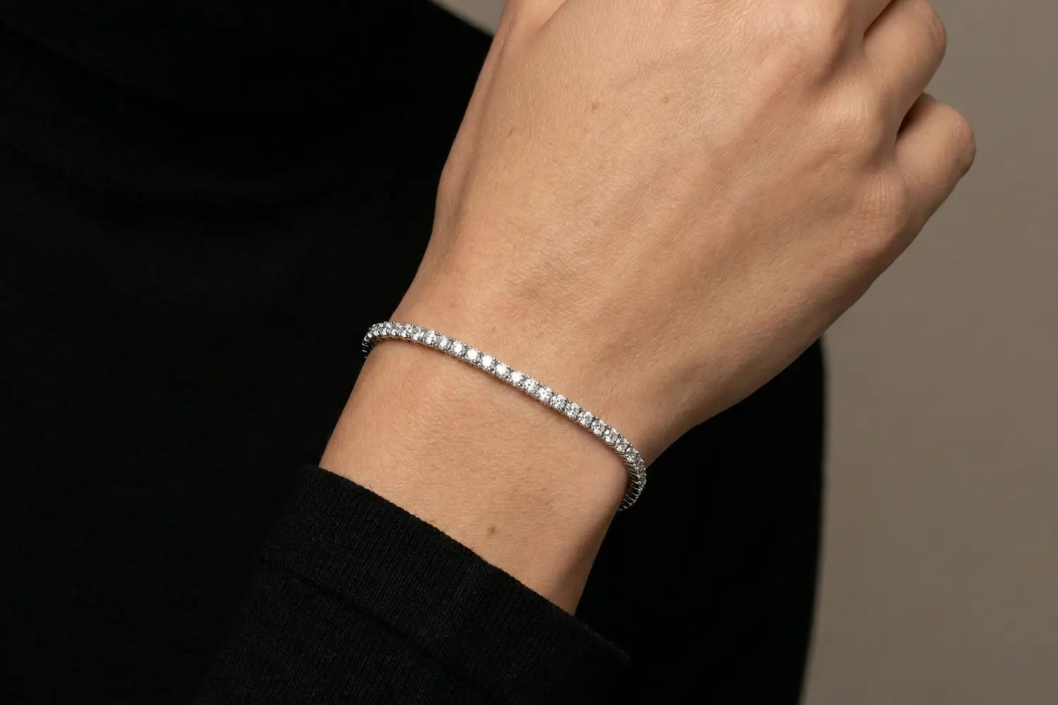 Tennisarmbånd med 5 carat diamanter på håndledd – klassisk størrelse med tydelig glans